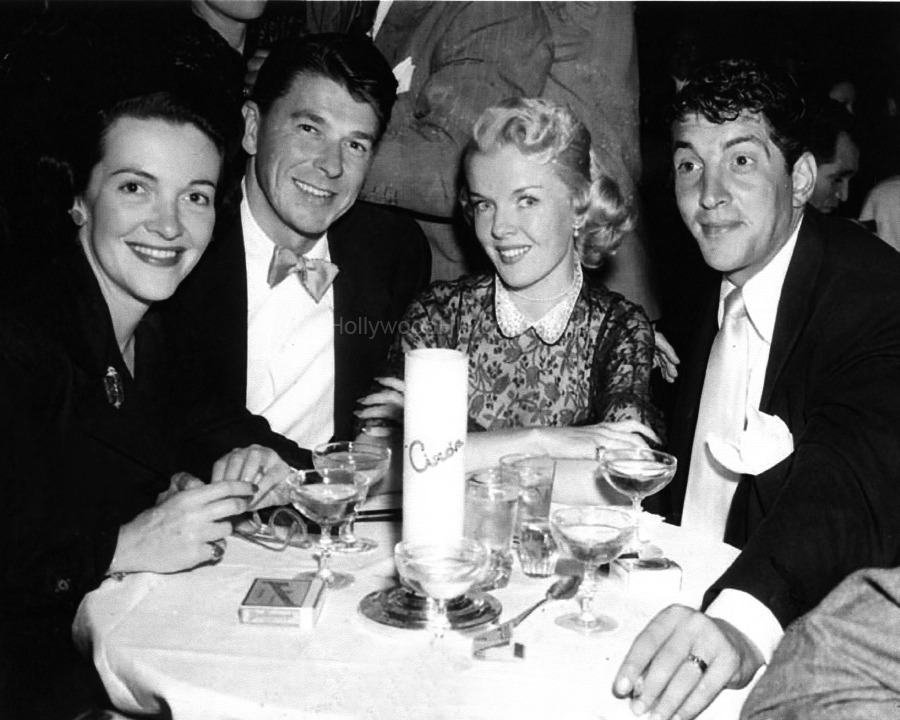 Ronald Reagan 1960 With wife Nancy Dean Martin.jpg